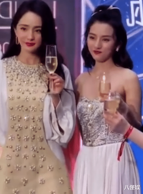 杨幂|杨幂张大大宋祖儿一起逛环球影城，幂幂冷的揣手，被侃像北京大爷