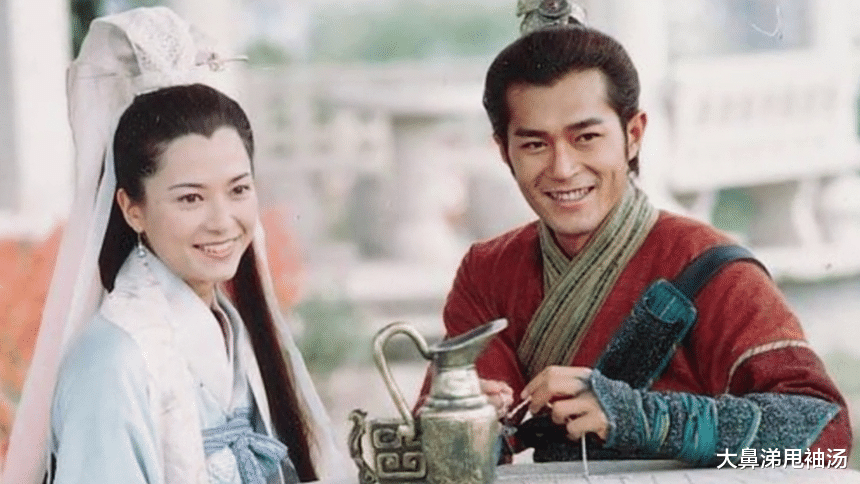 郭羡妮|TVB花旦郭羡妮内地捞金！身穿白裙气质佳，为家具厂献唱显落魄