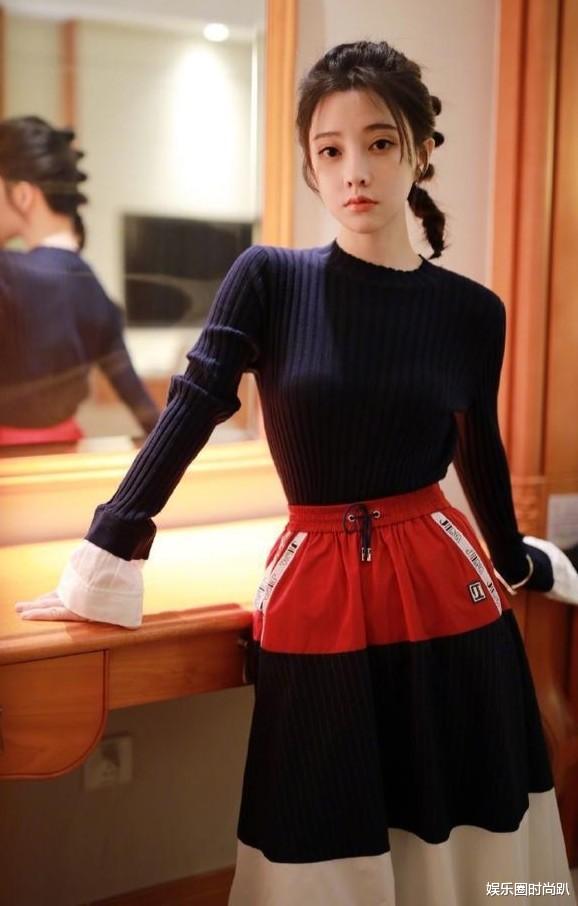 娱乐圈时尚趴|吴宣仪拍复古照，却穿得很潮流：“左腿百褶，右腿围裙”太吸睛！