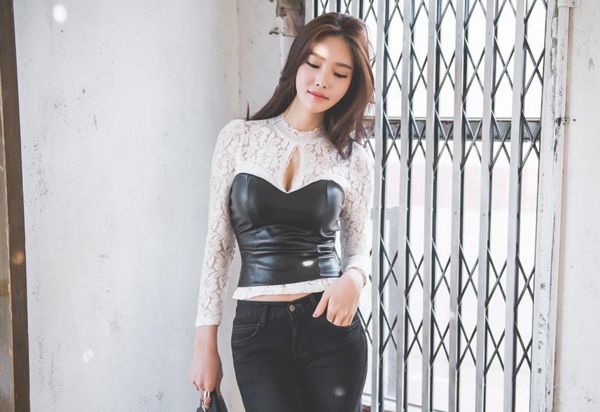 百里守刖|小姐姐身穿白色蕾丝钩花小衫,精致简约的版型却很有设计感