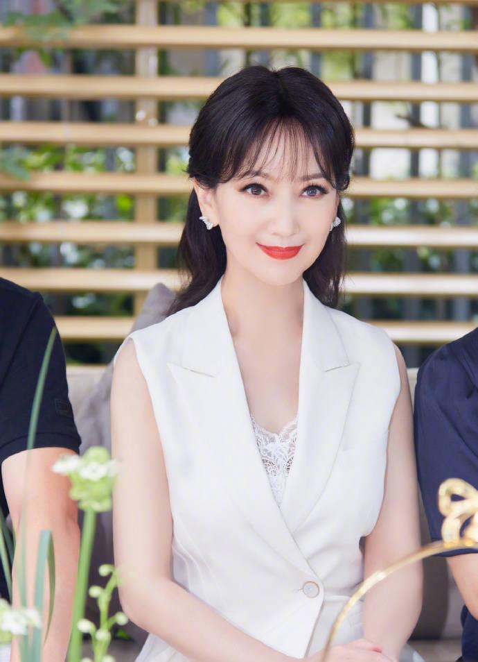 育妈计|67岁赵雅芝最新写真曝光,皮肤白皙气质好,却被嘲硬凹少女状态