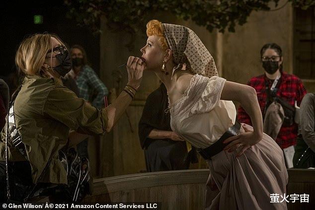 妮可·基德曼|54岁妮可·基德曼惊艳首映礼，皱纹醒目女神感依旧，自己整理妆容