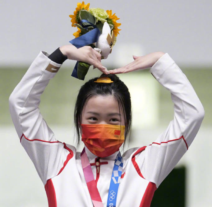 连衣裙 杨倩拍大片真有秋日气息，穿连衣裙扎高马尾，小黄鸭发夹依旧抢镜