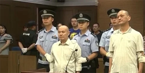 高才生杀人逃亡浙江,竟成了当地知名作家,却因一个烟头露馅被捕