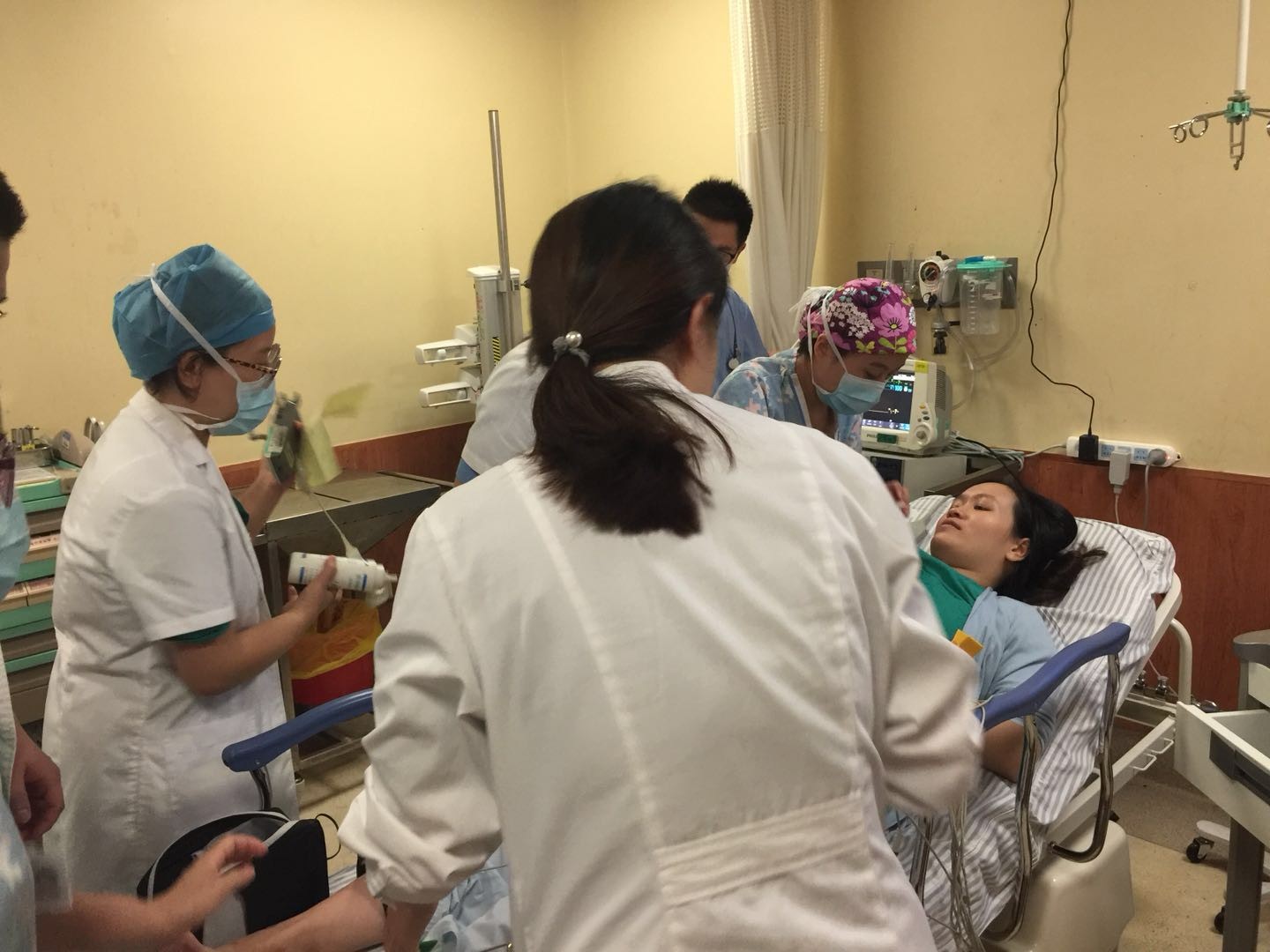 90育儿|剖腹产简单?站着说话不腰疼!看完全过程,真心佩服剖腹产的产妇