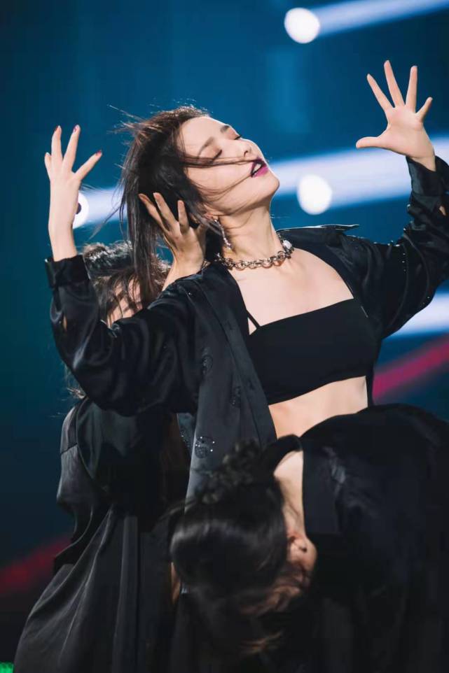 佟丽娅|佟丽娅暗黑系新造型曝光，一袭暗黑系造型又酷又飒！