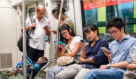 核桃树叶|低头族:非必要的时候,请放下你手中的手机