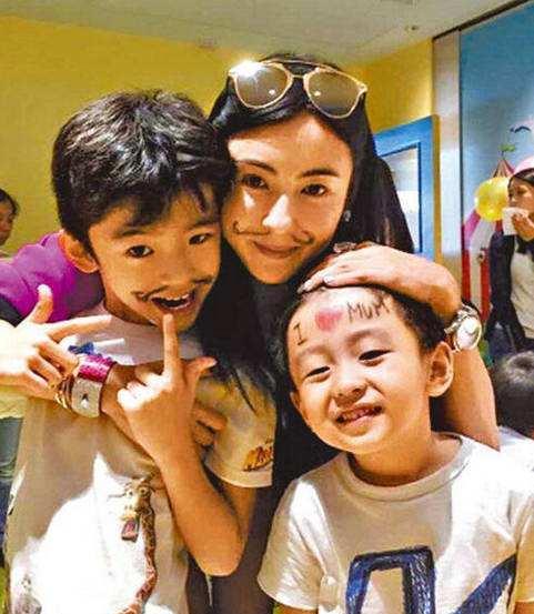 交易|又怀了？张柏芝近照肚子凸出，舞台表演划水，网友指其可能怀孕了