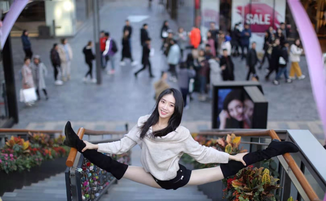 舒思瑶|一字马女神舒思瑶美照，随时随地一字马，身材高挑，网友梦中女神