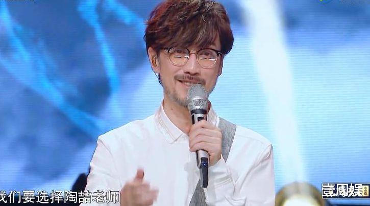 孟美岐|52岁周传雄重返舞台唱歌，孟美岐不敢点评，丁太升现场拍马屁！