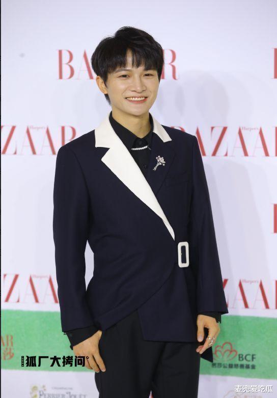 白冰|时尚芭莎男星红毯生图，李现像乡镇企业家，张晋妆容比蔡少芬还白