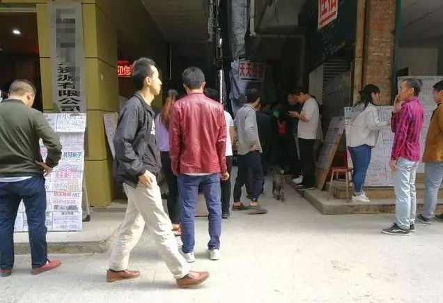 黑中介|很多人找工作时上过当，工厂和中介联手设局，套路招工的三大骗局