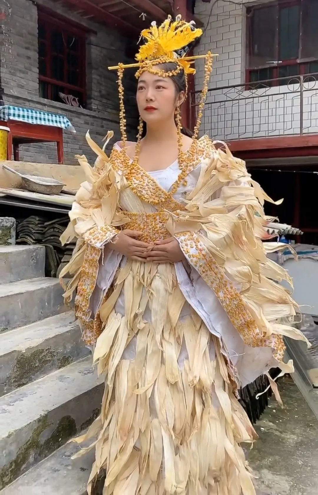 爱买买买的百万姐 甘肃姑娘创新改造服装引关注,上演农村时装秀,环保创意获赞