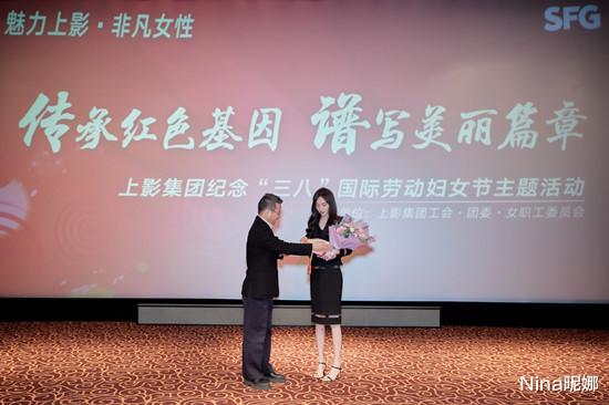 Nina昵娜|唐嫣久违走机场，穿卡通毛衣配皮裤小腿成身材短板，皮肤美白堪比大白墙