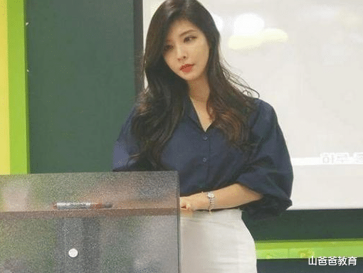 教师|安徽一大学女老师走红，长相甜美打扮时尚，校内学生争着来上课