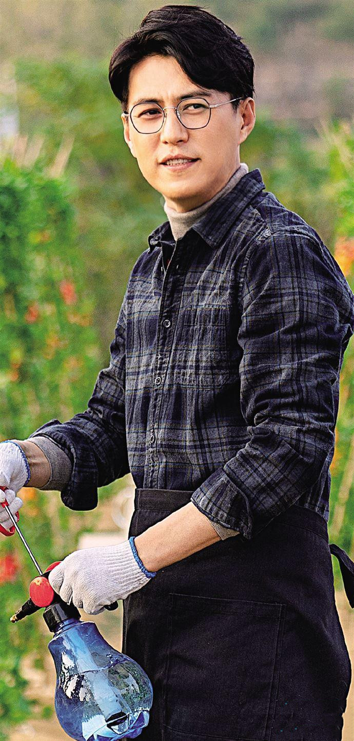 靳东|靳东妻子李佳，晒出近照，打扮低调随性，他们的大儿子实在太帅了