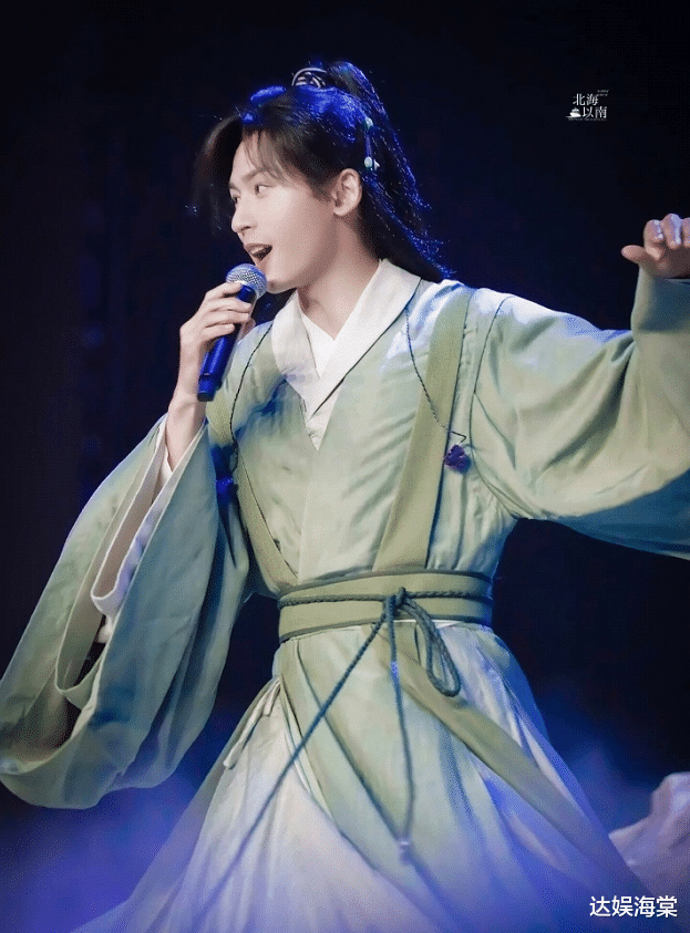 张哲瀚|顶流爱豆出新歌被吐槽难听，粉丝和路人两种反应，娱乐圈太真实了