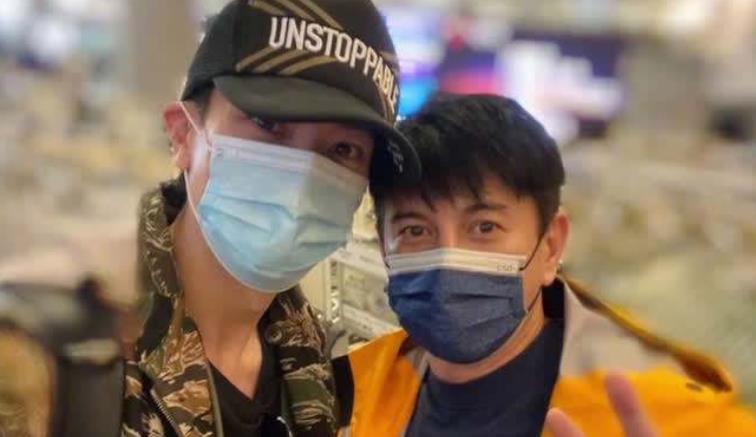 吴奇隆|吴奇隆一家三口出门逛街，步步紧抓购物车，脸型像童年版的刘诗诗