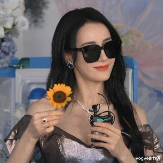 vogve时尚秀|迪丽热巴出席直播间形象大变，穿礼裙，戴墨镜，看到生图令人心动