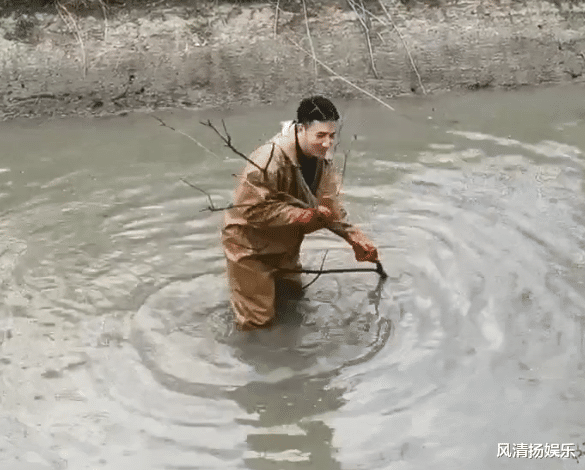  知情人士晒林生斌近况，心情大好去河里抓甲鱼，被捕谣言不攻自破