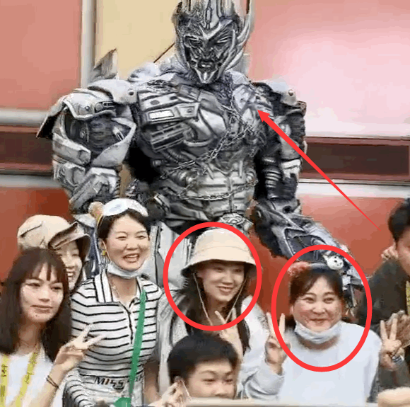 贾玲|贾玲张小斐游环球影城待遇比别人高?威震天和贾玲热聊被侃嘴太碎