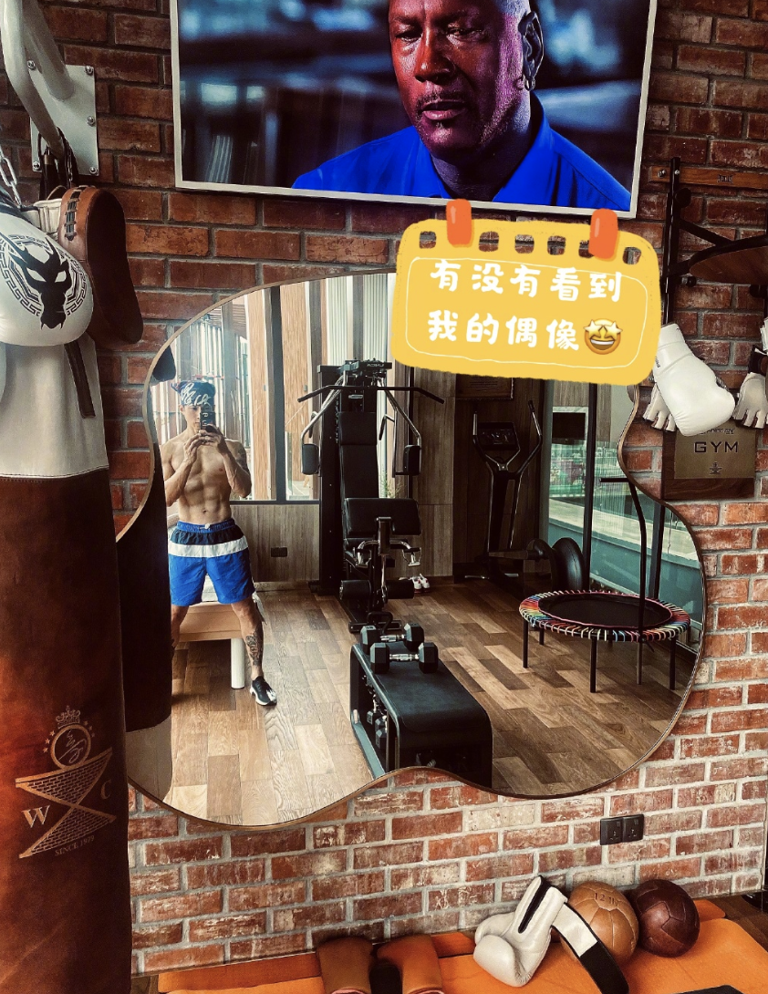 吴尊|吴尊晒自拍秀肌肉，意外曝光新豪宅内景，健身房星空影院配置超全