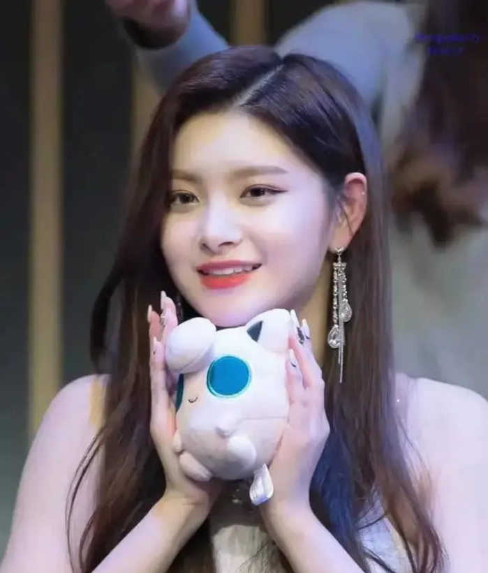 王怡人|王怡人因未下跪被网友疯狂谩骂，鹿晗张艺兴往日下跪事件被扒