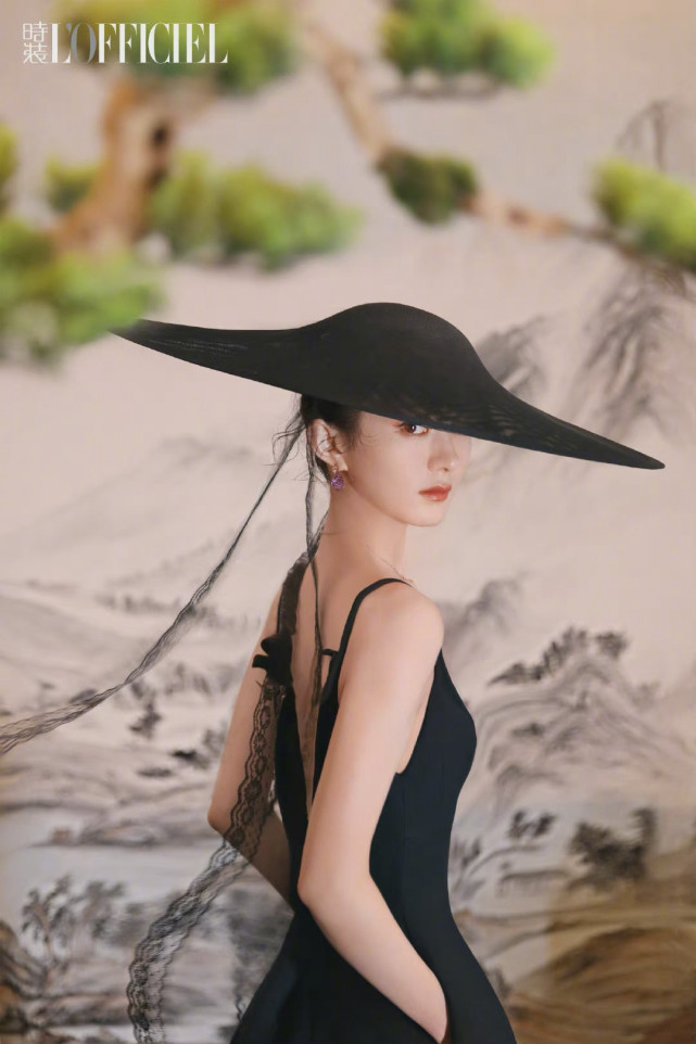 赵丽颖|赵丽颖古风大片美回巅峰！长裙搭斗篷比女侠飒气，绝美容颜太抢镜