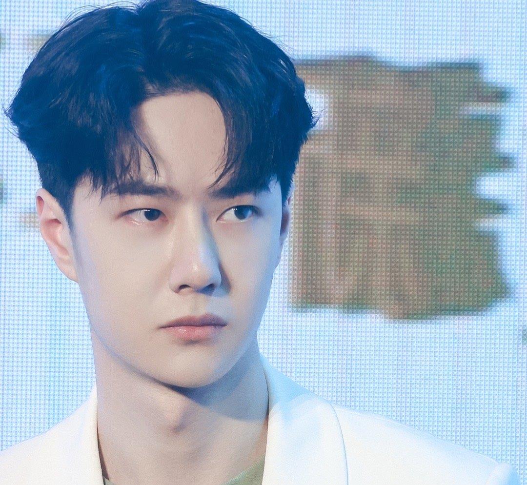 王一博|王一博一身鲜嫩绿亮相,无奈网友太热情,挤爆直播间