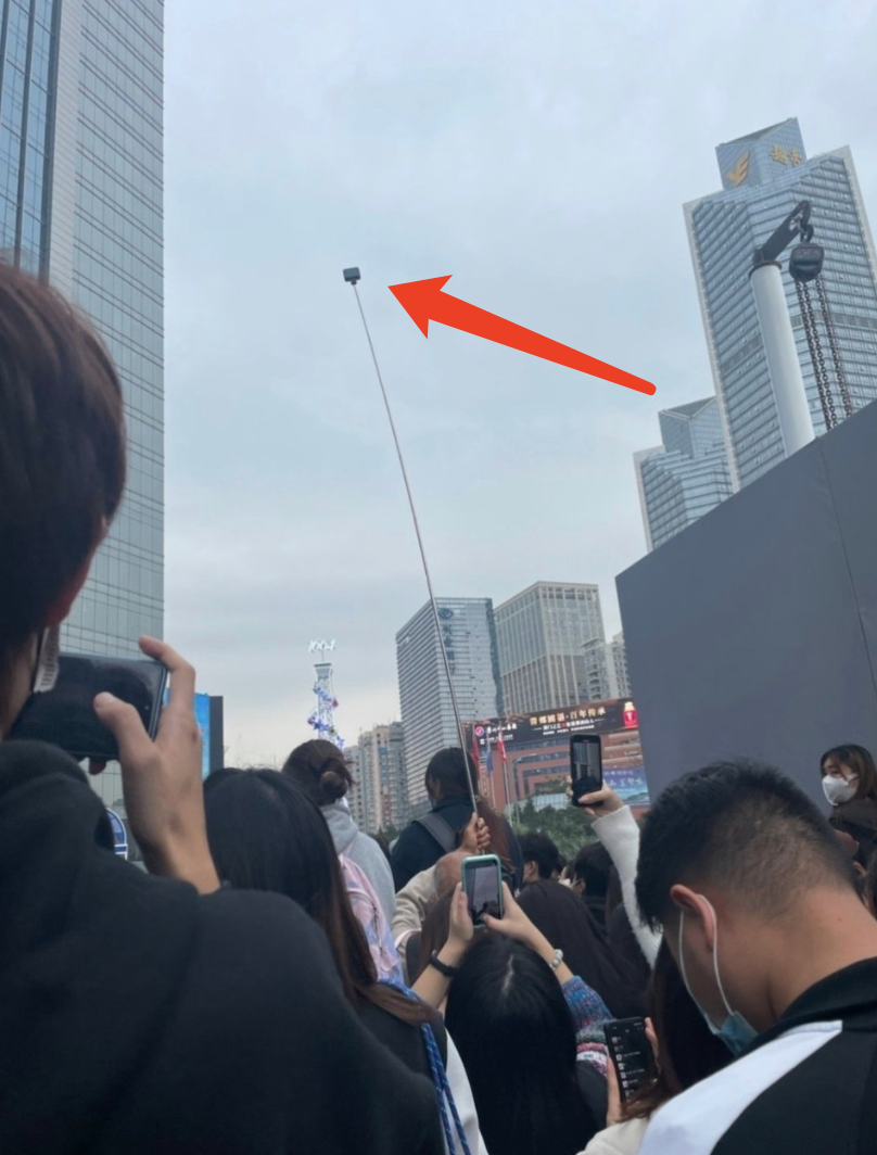 迪丽热巴|热巴现身线下活动，穿皮草挑染蓝发超亮眼，大爷借鱼竿拍照实力抢镜