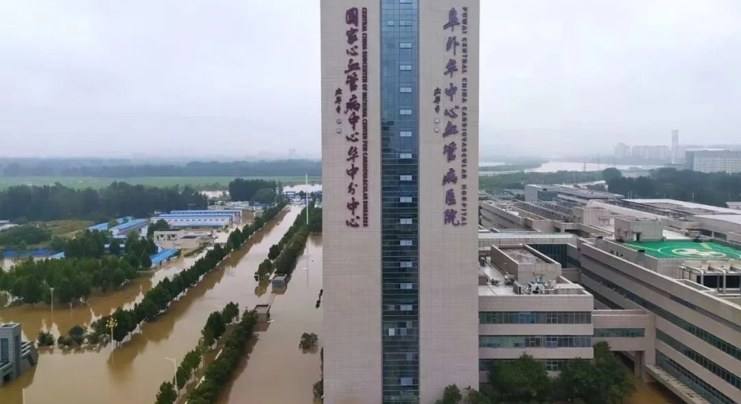 小潘谈情说爱|那个在河南洪灾中穿越城市，救妻子的男人，让我明白了什么是婚姻