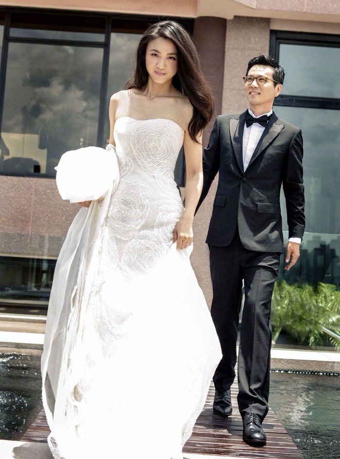 一街拍 汤唯42岁生日带女儿回京,5岁女儿打扮接地气,身高超过外公腰