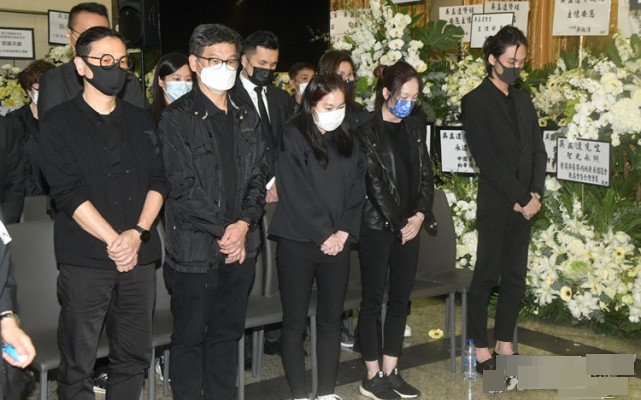 吴孟达|吴孟达子女灵堂合影，42岁双胞胎女儿首露面，遗孀过度悲伤避席