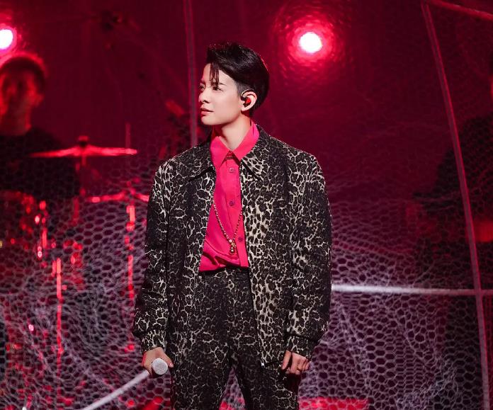 跨年|《闪光的乐队》初舞台广受好评，张碧晨火力全开，周洁琼惊艳全网