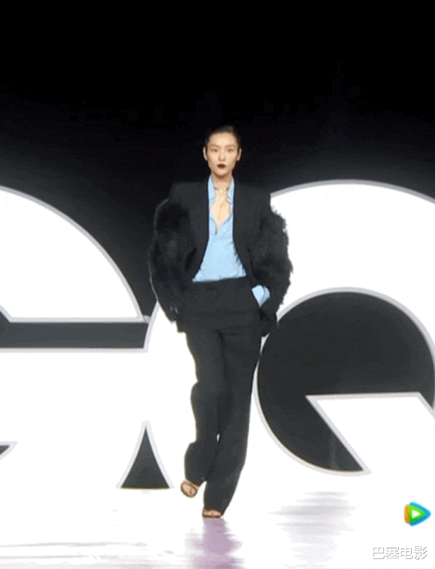 童瑶|2021惊艳红毯：童瑶“惹火”，杨幂、刘雯鲨疯了，鞠婧祎美得意外