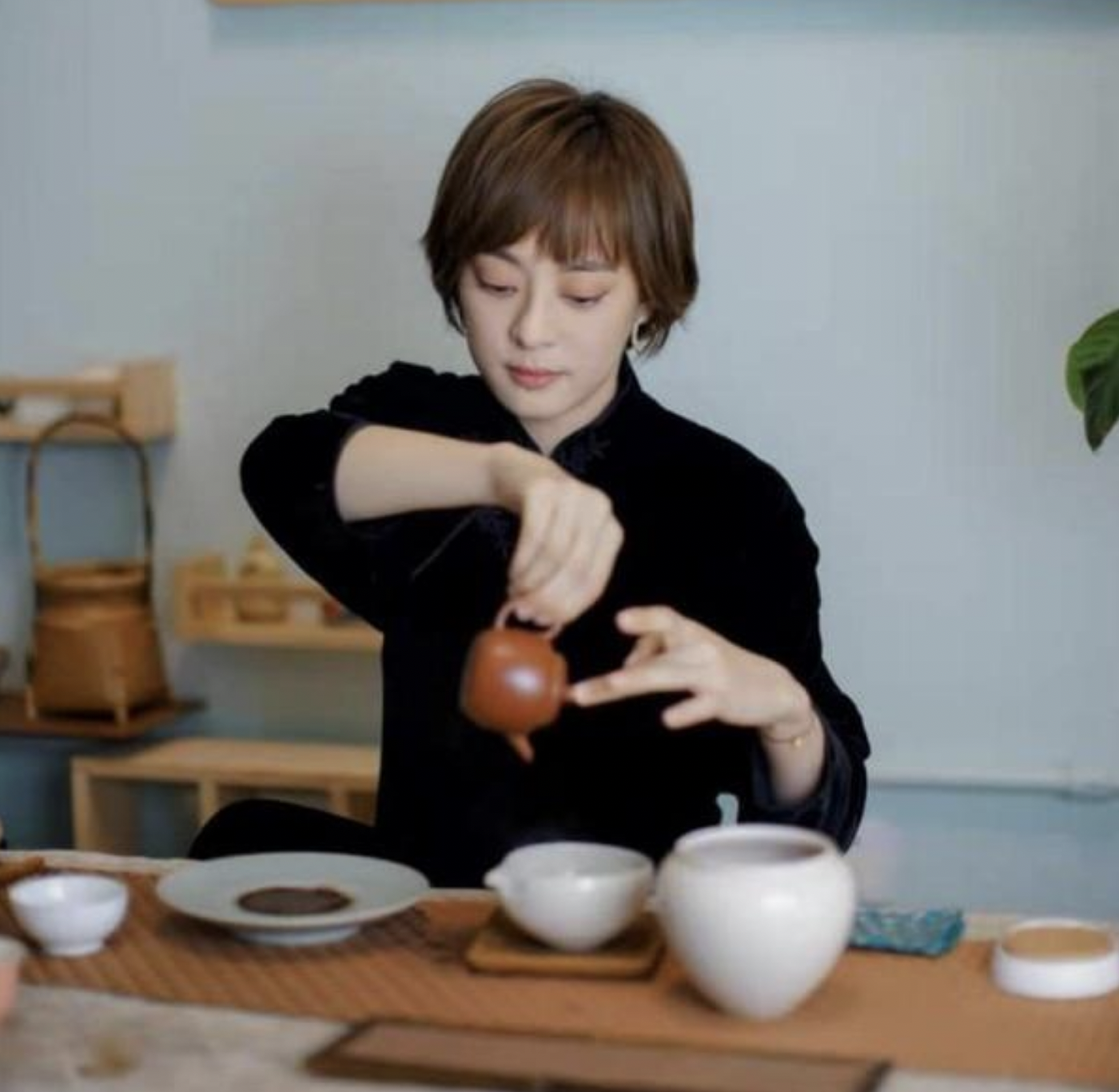 短发|60岁女人头发别留太长,显少还易掉!这4款短发刚刚好,时髦多了