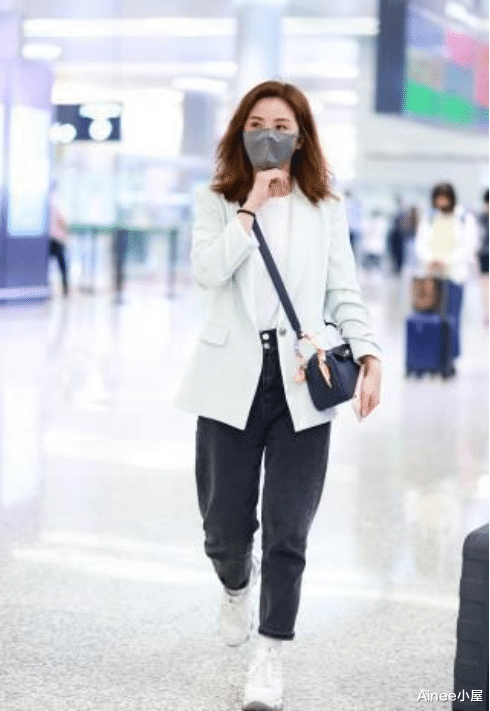 Ainee小屋 蔡卓妍穿挺清新的，奶油色西装配黑色牛仔裤，看脸仍是刚出道的样