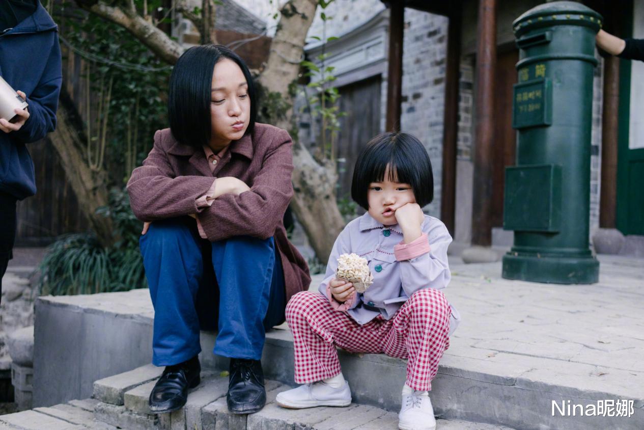 羽绒服|周迅恋情曝光后现身机场，穿羽绒服九分裤格格不入，手戴念佛器真佛系