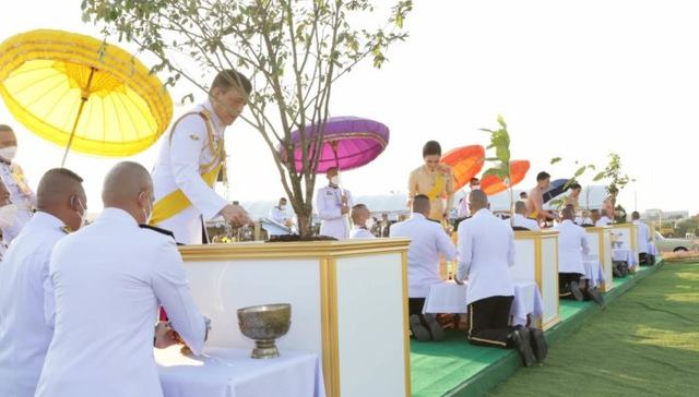 姐姐|泰王携带王室成员悼念九世王，诗妮娜与继女撞衫，提帮功居然缺席