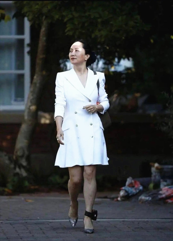 穿衣搭配|孟晚舟亮相好“时髦”，蓝色西装配遮阳帽，走路插兜谈笑风生