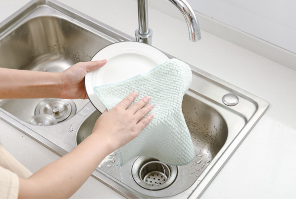 入住三年多，90后小姐姐家里“窗明几净”，看到她家厨房：真高级