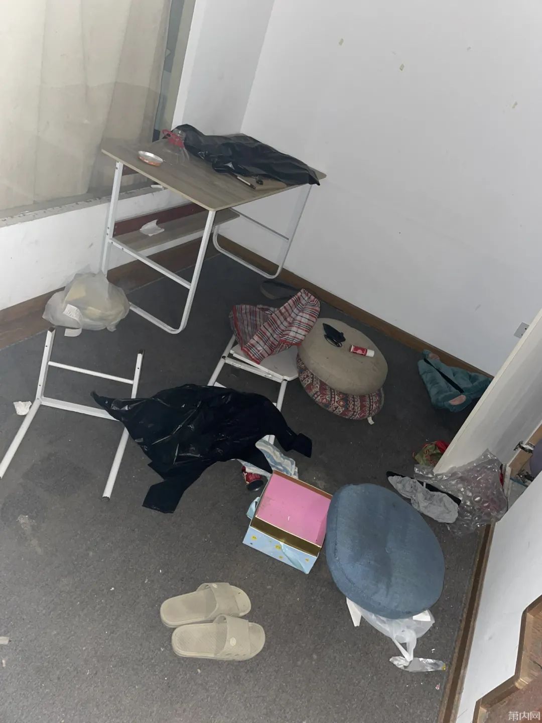 租客退租后房间一塌糊涂，现场不堪入目，网友看完也坐不住了