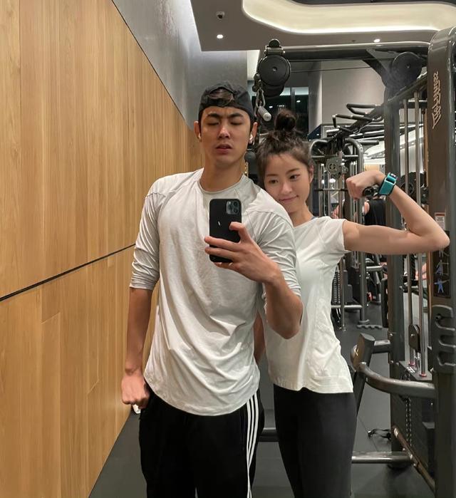 杰森·斯坦森|男星纪凌尘主动官宣恋情，晒与女友同框健身照，女方身材完美似“金刚芭比”