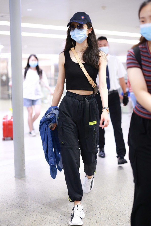 大表姐的时尚圈|韩雪的造型真显气场，“露腰式”搭配活力潮流，38岁这样穿够大胆