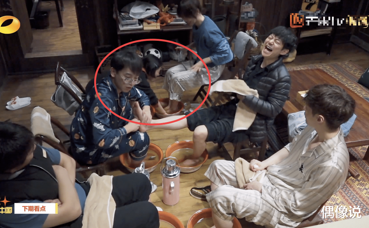 杨紫|张子枫弯腰给杨紫洗脚，跟杨紫睡一张床，床单颜色好有爱！