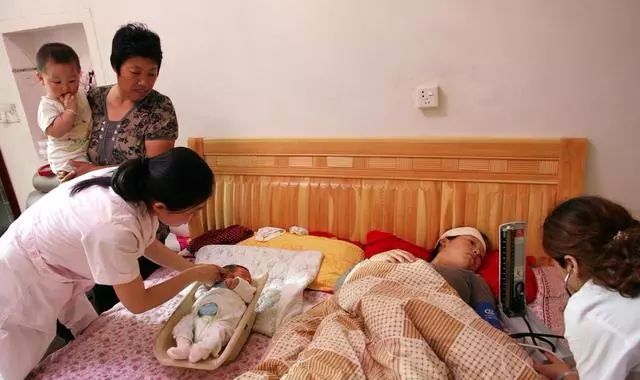 哑铃妈妈|宝妈生二胎被嘲讽:“没钱还敢生两儿子”,群里的评论几乎一边倒