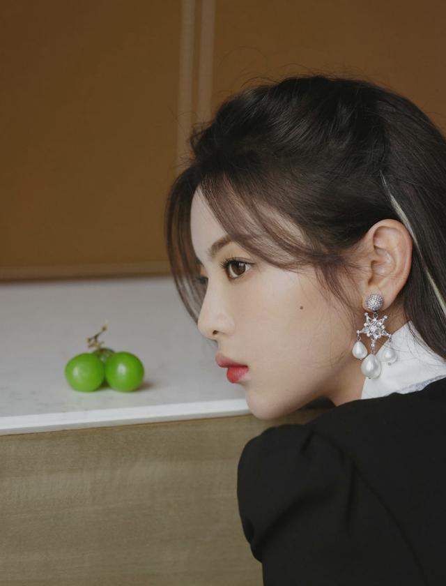 旗袍公馆|杨超越这腿真优越,穿小黑裙踩厚底鞋,双腿又细又长又直