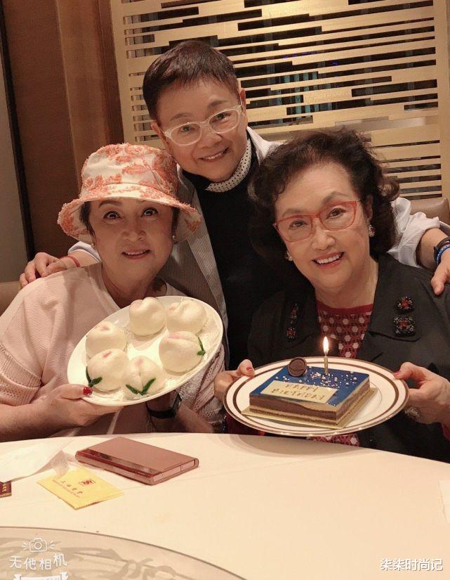 柒柒时尚记|林青霞为葛兰庆生,穿红裙站C位太抢眼,瘦身22斤后容光焕发