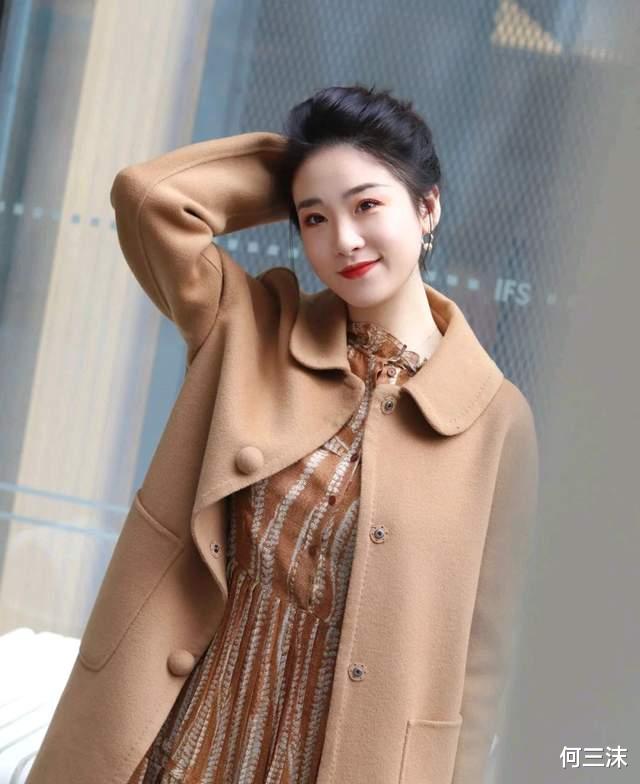 何三沫 冬季穿搭不要太过繁杂,简约款更吸引人,轻松成为人群中的焦点