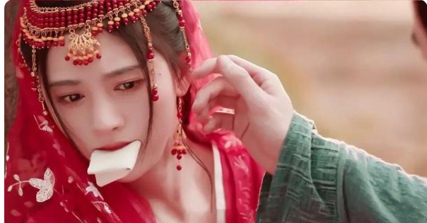 鞠婧祎|鞠婧祎虞书欣撞衫，两人穿同款衬衫，一个像网红一个像女明星